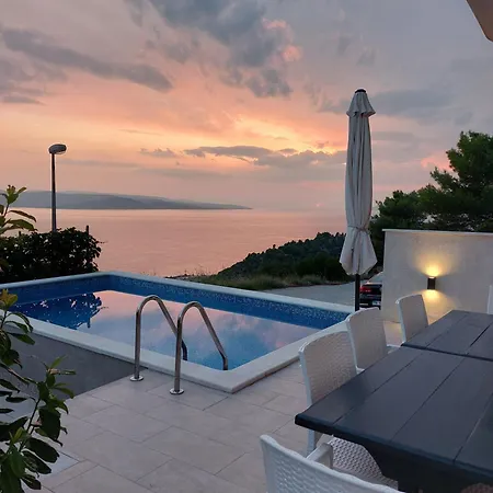 Charmy Petra With Pool * Makarska