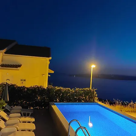 Charmy Petra With Pool מאקרסקה